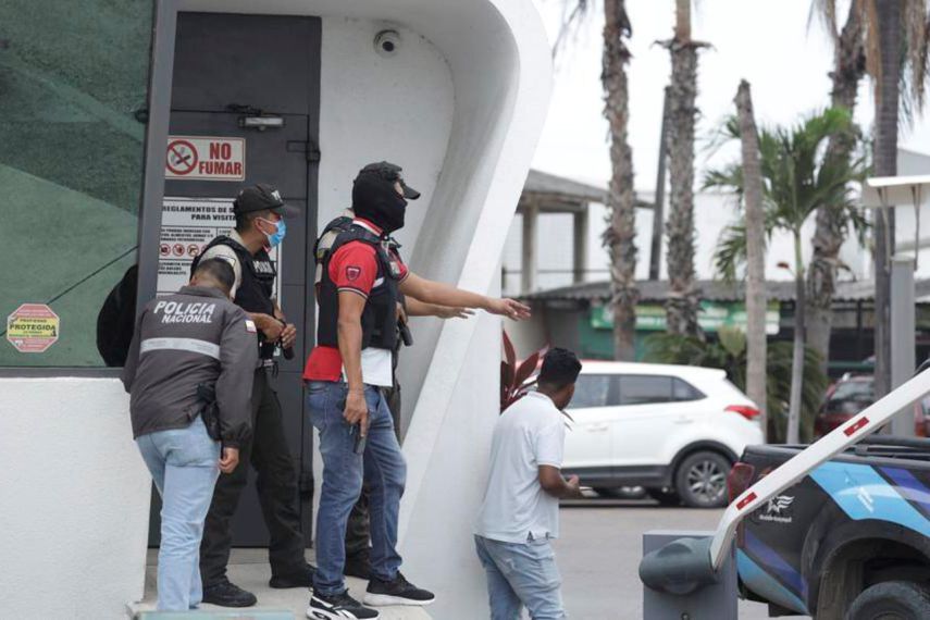 La policía en respuesta a un ataque al canal TC Televisión, un canal público con sede en Guayaquil, Ecuador, el martes 9 de enero de 2024.&nbsp;