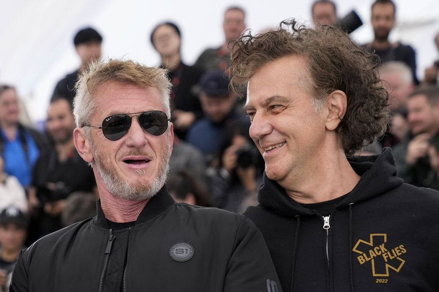 Sean Penn y el director Jean-Stephane Sauvaire posan para la presentación del filme Black Flies en el 76 Festival Internacional de Cine de Cannes, Francia, el 19 de mayo de 2023.