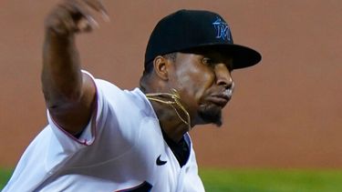 Sixto S&aacute;nchez de los Marlins de Miami lanza ante los Filis de Filadelfia, el domingo 13 de septiembre de 2020