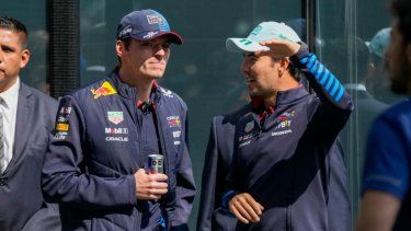 Los pilotos de Red Bull Max Verstappen (izquierda) y Sergio Pérez asisten a un evento promocional en la Ciudad de México, el miércoles 23 de octubre de 2024, previo al Gran Premio de México.&nbsp;