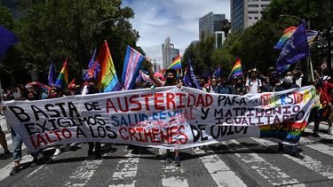 La gente participa en la Marcha del Orgullo anual en la Ciudad de México el 26 de junio de 2021.