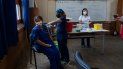 Una maestra recibe la primera dosis de la vacuna CoronaVac para COVID-19, de la china Sinovac Biotech, en la escuela pública Salvador Sanfuentes durante el inicio de la inmunización a los educadores en Santiago de Chile, el lunes 15 de febrero de 2021. El gobierno apunta a vacunar maestros y trabajadores administrativos escolares en todo el país antes del inicio del año escolar el 1 de marzo. Una maestra recibe la primera dosis de la vacuna CoronaVac para COVID-19, de la china Sinovac Biotech, en la escuela pública Salvador Sanfuentes durante el inicio de la inmunización a los educadores en Santiago de Chile, el lunes 15 de febrero de 2021. El gobierno apunta a vacunar maestros y trabajadores administrativos escolares en todo el país antes del inicio del año escolar el 1 de marzo.