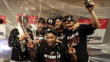Los jugadores de los Gigantes celebraron el pase a la Serie de División en donde se medirán con los Cachorros