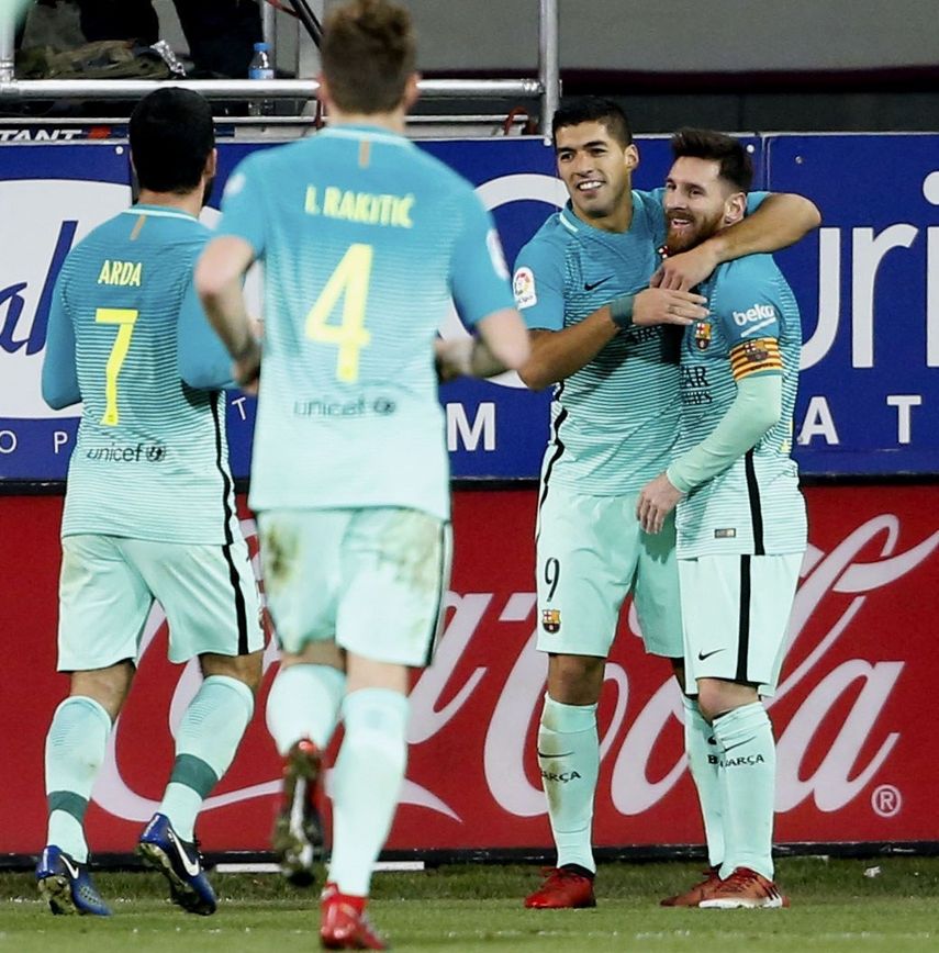 El delantero uruguayo del FC&nbsp;Barcelona&nbsp;Luis Suárez (2-d) es felicitado por sus compañeros tras marcar el tercer gol ante el Eibar.
