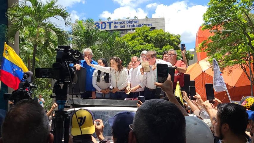 La Líder opositora María Corina Machado junto a distintos dirigentes opositores llega a la protesta en Caracas La Líder opositora María Corina Machado junto a distintos dirigentes opositores llega a la protesta en Caracas
