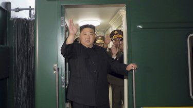 En esta imagen, tomada el 10 de septiembre de 2023 y distribuida por el gobierno de Corea del Norte, muestra al líder norcoreano, Kim Jong Un, saludando desde un tren en Pyongyang, Corea del Norte, antes de partir hacia Rusia.&nbsp;