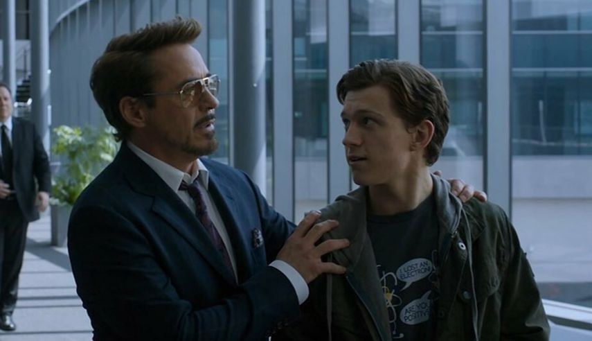 Robert Downey Jr. como Tony Stark y Tom Holland como Peter Parker en Spider-Man: Homecoming.&nbsp;