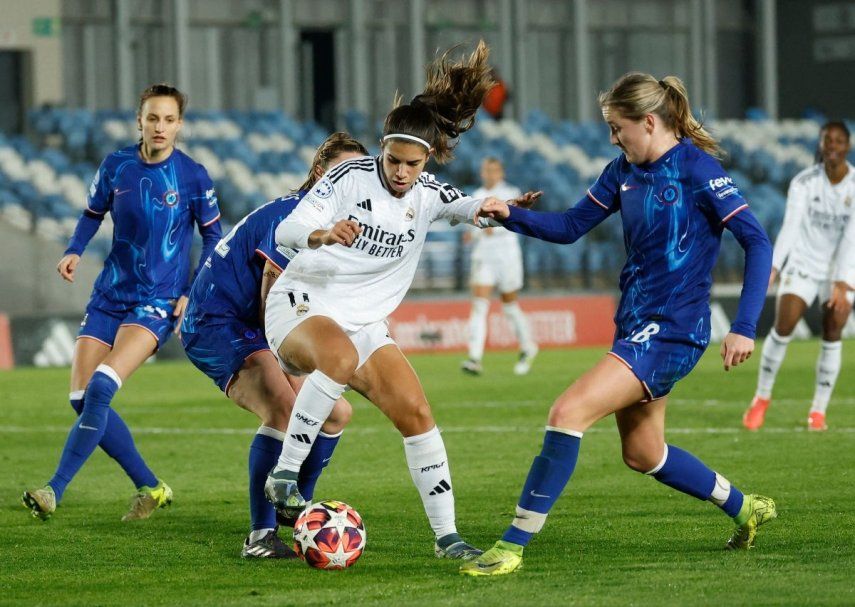 La delantera española Alba Redondo (centro), del Real Madrid, batalla por el balón en un partido ante el Chelsea, el 17 de diciembre de 2024.