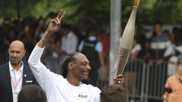 Snoop Dogg porta la antorcha olímpica en los Juegos Olímpicos de Verano de 2024, el viernes 26 de julio de 2024, en Saint-Denis, en las afueras de París, Francia.