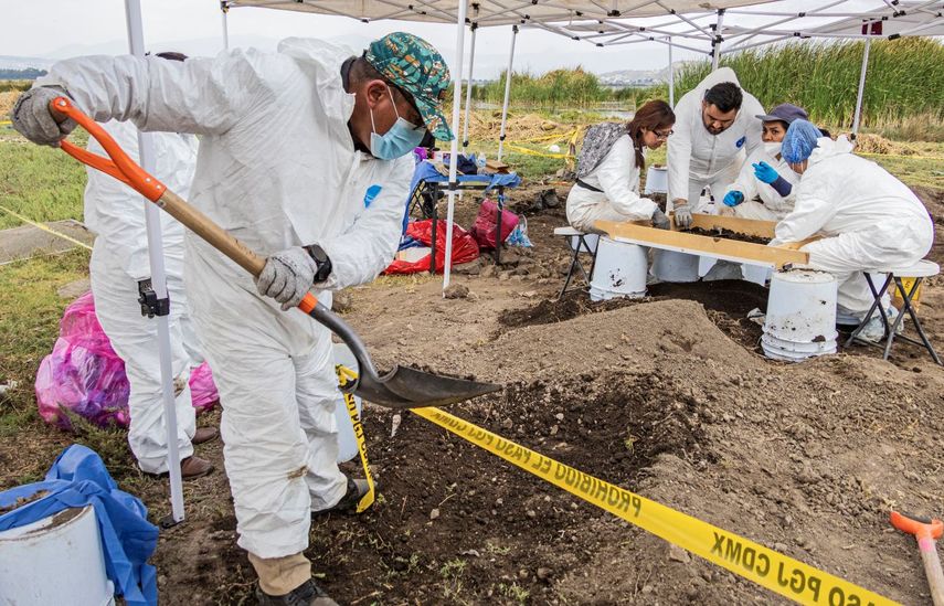 Expertos forenses y autoridades municipales buscan restos humanos en la alcaldía Tláhuac de la Ciudad de México, a orillas del lago Chalco, el 15 de abril de 2026. Varios grupos que buscan personas desaparecidas anunciaron el 17 de abril el hallazgo de más de 1000 fragmentos óseos en una zona ribereña de la Ciudad de México, donde las autoridades mexicanas llevan más de una semana realizando excavaciones.
