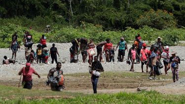 En esta fotografía de archivo del 10 de febrero de 2021, migrantes cruzan el río Tuquesa después de un viaje a pie por la selva hasta el Bajo Chiquito, provincia de Darién, Panamá.&nbsp;