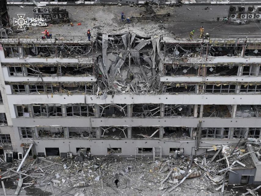 Esta fotografía tomada y difundida por el Servicio Estatal de Emergencia de Ucrania el 6 de abril de 2025 muestra a rescatistas ucranianos trabajando en la parte superior de un edificio de varios pisos dañado luego de un ataque con misiles rusos en Kiev en medio de la invasión rusa de Ucrania.