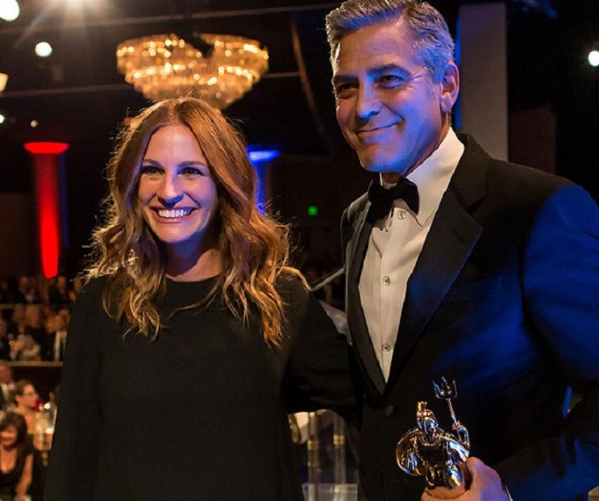 Julia Roberts le entrega a George Clooney el premio Stanley Kubrik por excelencia en filme. (CORTESÍA). 
