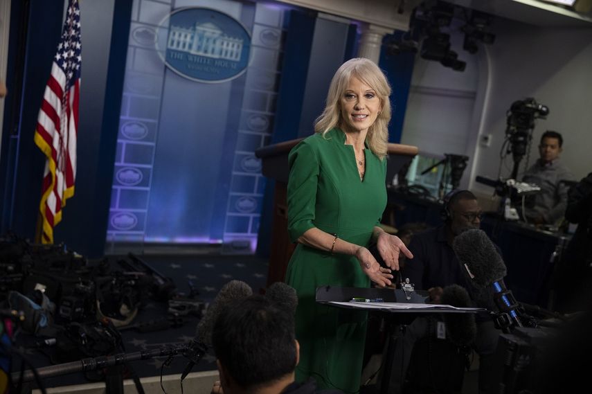 La asesora presidencial Kellyanne Conway responde preguntas de la prensa en la Casa Blanca el 17 de diciembre del 2019. Su marido George Conway se sum&oacute; a una campa&ntilde;a de elementos conservadores decididos a impedir la reelecci&oacute;n de Donald Trump.&nbsp;