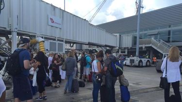 Los pasajeros que fueron evacuados de la terminal 1 del Aeropuerto de&nbsp;Fort Lauderdale esperan la actuación de los bomberos de Broward&nbsp;