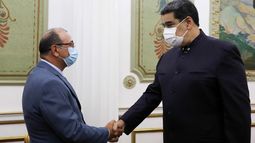 Imagen del folleto publicada por la presidencia venezolana que muestra a Nicolás Maduro (derecha), dándose la mano con el gobernador electo del estado de Barinas, Sergio Garrido, antes de una reunión privada en el palacio presidencial de Miraflores en Caracas el 13 de enero de 2022.