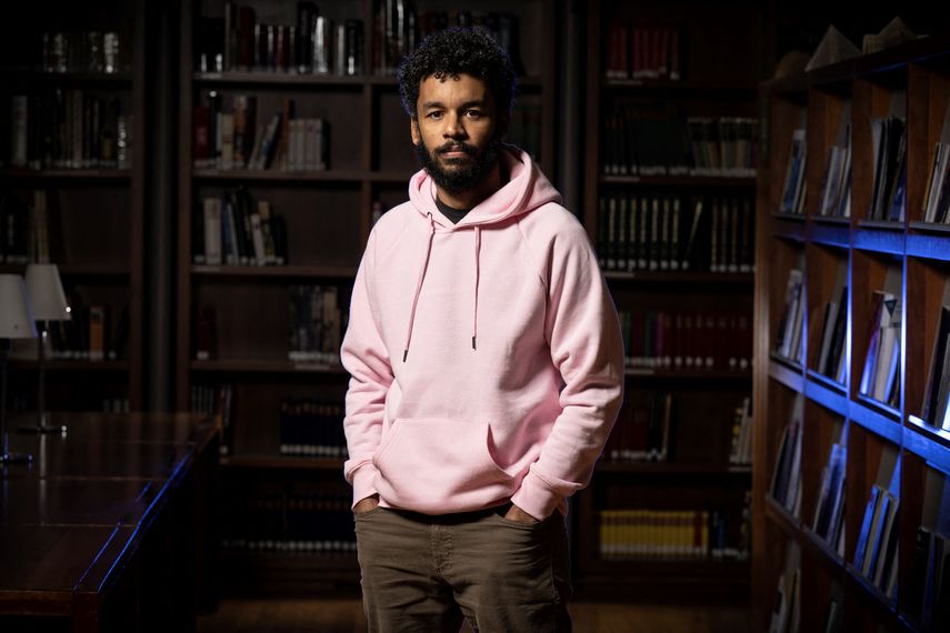 El cineasta brasileño Gabriel Martins posa durante una sesión de fotos en el festival de cine Cinelatino en Toulouse, suroeste de Francia, el 28 de marzo de 2022.