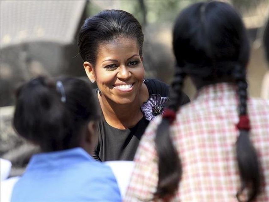 La primera dama de EEUU, Michelle Obama, conversa animadamente. (EFE)
