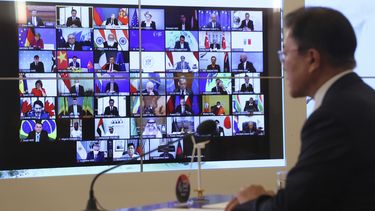 El presidente de Corea del Sur, Moon Jae-in, a la derecha, habla mientras la pantalla muestra a los líderes mundiales en la Cumbre de Líderes sobre el Clima en la Casa Azul presidencial en Seúl, Corea del Sur, el jueves 22 de abril de 2021.&nbsp;