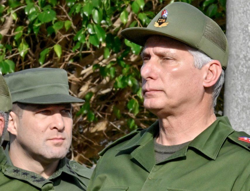 El designado gobernante de Cuba, Miguel Díaz-Canel (derecha), y el coronel cubano Raúl Guillermo Rodríguez Castro, nieto del dictador Raúl Castro, en La Habana el 16 de enero de 2026.