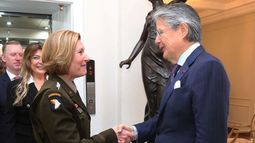 La jefa del Comando Sur de Estados Unidos (EEUU), general Laura Richardson, y el presidente de Ecuador, Guillermo Lasso.