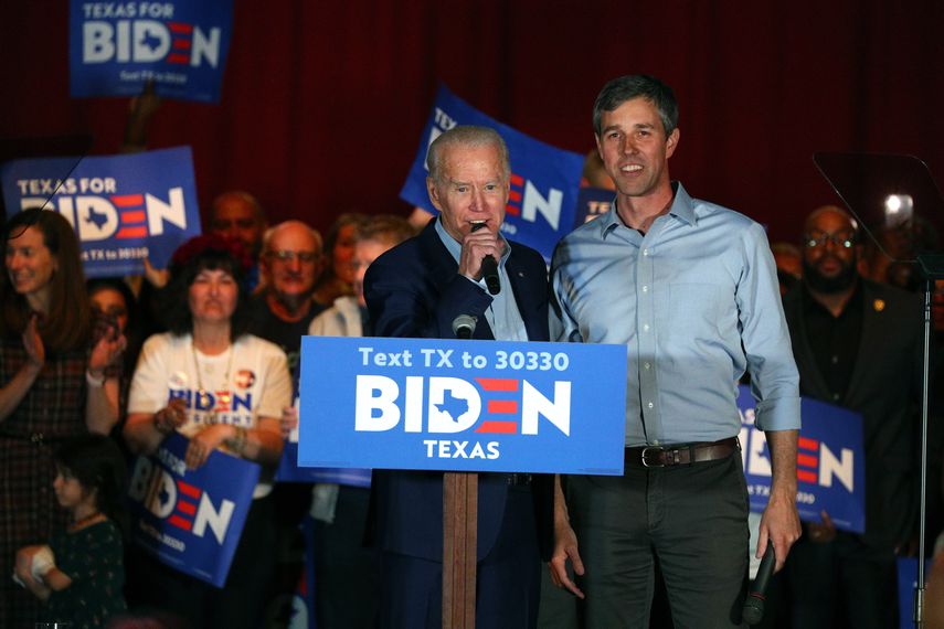 El exvicepresidente Joe Biden, aspirante a la candidatura dem&oacute;crata a la presidencia de Estados Unidos, en un acto de campa&ntilde;a tras recibir el apoyo del ex representante de Texas Beto ORourke en Dallas, el lunes 2 de marzo de 2020.&nbsp;