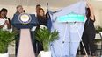 Josefina Ventura, viuda de Johnny Ventura, devela la placa con el nombre de la calle en honor al músico.&nbsp;