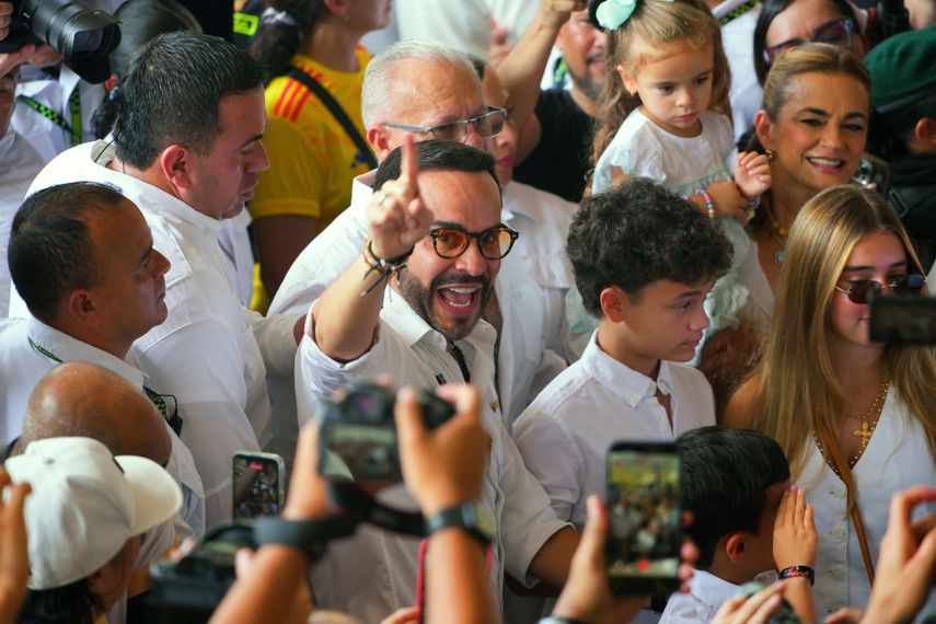 El candidato presidencial de Colombia, Abelardo de la Espriella, del movimiento Salvadores de la Patria, saluda a los simpatizantes al llegar a votar con su esposa Ana Lucía Pineda en un centro de votación durante las elecciones presidenciales en Barranquilla, Colombia, el 31 de mayo de 2026.