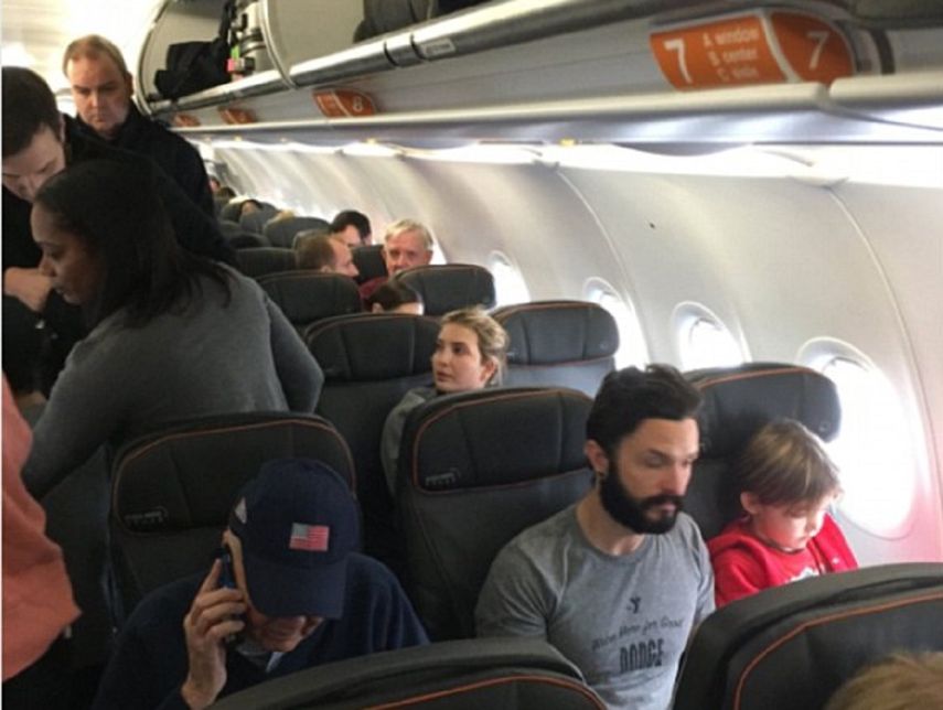 La fotografía colgada en la cuenta @mattlasnes muestra el momento cuando la hija del presidente electo, Ivanka Trump es atacada verbalmente por otro pasajero