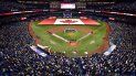 En imagen de archivo del jueves 28 de marzo de 2019, las alineaciones de los Azulejos de Toronto y los Tigres de Detroit se preparan para el inicio de un partido en el Rogers Centre de Toronto En imagen de archivo del jueves 28 de marzo de 2019, las alineaciones de los Azulejos de Toronto y los Tigres de Detroit se preparan para el inicio de un partido en el Rogers Centre de Toronto