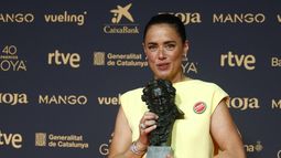La actriz Patricia Lopez Arnaiz posa con el Goya a mejor actriz protagonista por su trabajo en Los domingos, durante la ceremonia de entrega de los Premios Goya en su 40ta edición.