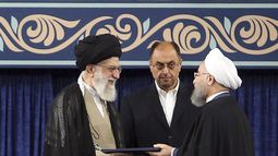 El presidente de Irán, Hasan Rohaní (d), recibe un certificado sobre su nombramiento de manos del líder supremo iraní, el ayatolá Alí Jameneí (i), durante una ceremonia en Teherán, Irán, hoy, 3 de agosto de 2017.&nbsp;