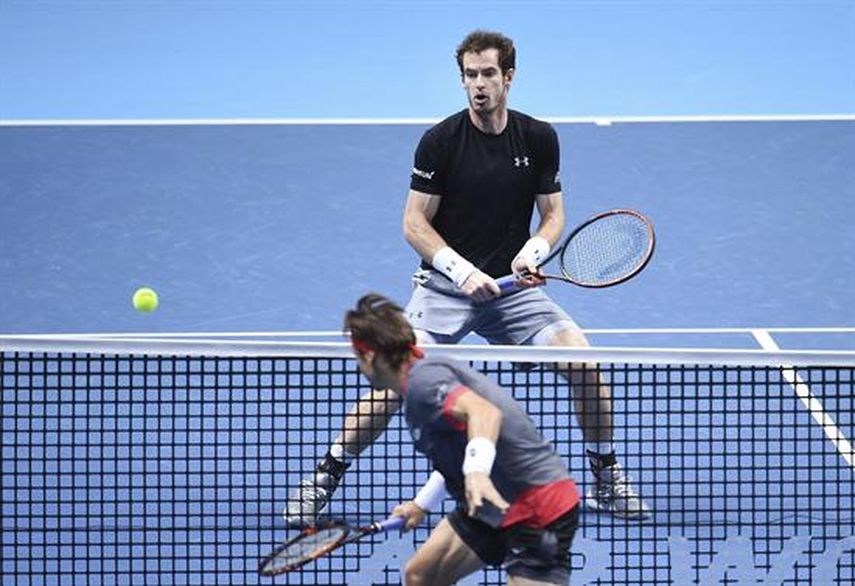 Murray, al fondo, usó su juego más agresivo para llevarse la victoria. (EFE)