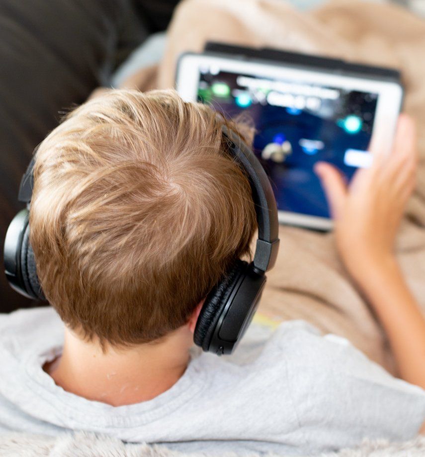 Menor navegando en el internet.