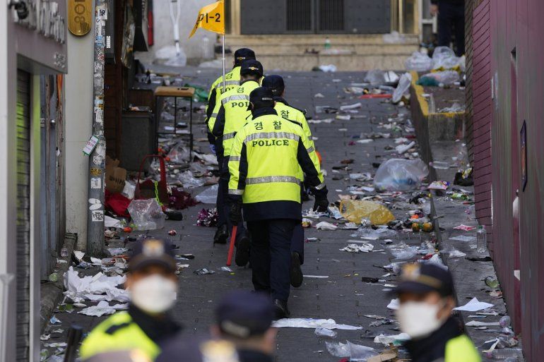 Policías trabajan en la zona donde ocurrió una estampida humana que mató a decenas durante las celebraciones de Halloween en Seúl, Corea del Sur, el domingo 30 de octubre de 2022. 