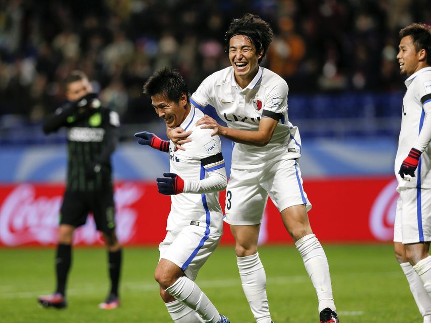 Yasushi Endo (izquierda) y Mu Kanazaki (centro) celebran tras marcar contra el Atlético Nacional de Colombia en partido de semifinales del Mundial de Clubes&nbsp;