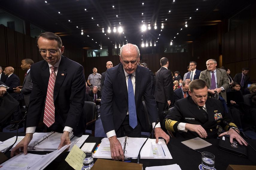 El vicefiscal general Rod Rosenstein (i), el director nacional de Inteligencia, Dan Coats (c) y el director de la Agencia de Seguridad Nacional, Mike Rogers (d) se levantan tras testificar ante el Comité de Inteligencia del Senado.