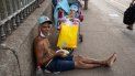 Un hombre mira a la cámara mientras come el almuerzo donado por la Fundación Leao XIII durante la pandemia de COVID-19, el miércoles 7 de abril de 2021, en Río de Janeiro Un hombre mira a la cámara mientras come el almuerzo donado por la Fundación Leao XIII durante la pandemia de COVID-19, el miércoles 7 de abril de 2021, en Río de Janeiro