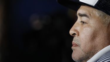 El técnico de Gimnasia y Esgrima Diego Maradona previo a un partido contra Boca Juniors por la liga argentina, el sábado 7 de marzo de 2020, en Buenos Aires