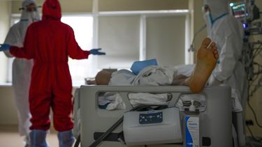 Síntomas del COVID duran menos con ómicron que con delta