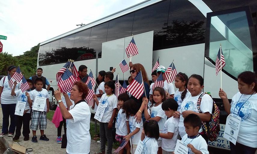 Hijos de deportados en su viaje a Washington, donde serán recibidos por congresistas (Cortesía)