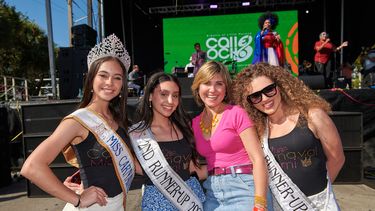 Daisy Ballmajó junto a Miss Carnaval Miami 2023 y las finalistas en el Carnaval de la Calle Ocho el 12 de marzo de 2023.