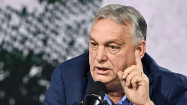 El primer ministro húngaro y presidente del partido FIDESZ, Viktor Orbán, se dirige a los simpatizantes en el polideportivo local de Kecskemét el 6 de diciembre de 2025, durante una reunión de los Círculos Cívicos Digitales.