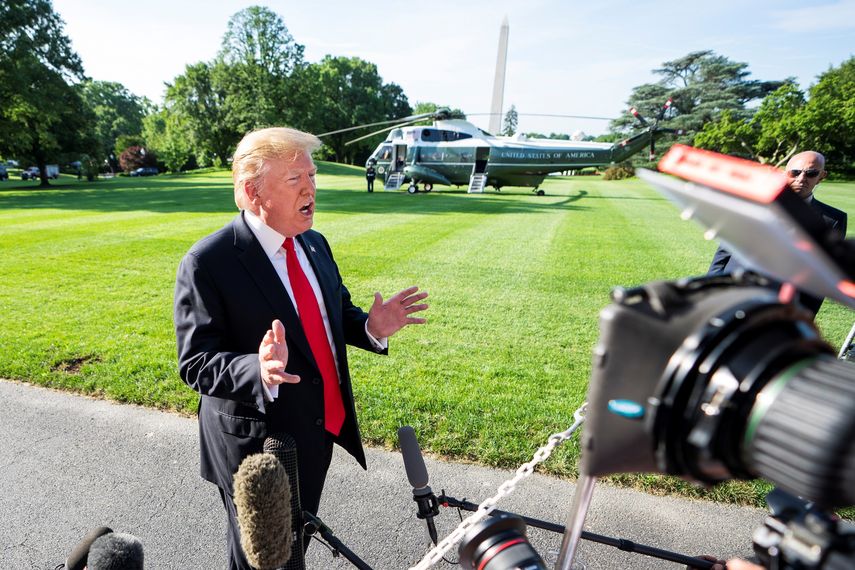 El presidente Donald Trump declara a la prensa en los jardines de la Casa Blanca.