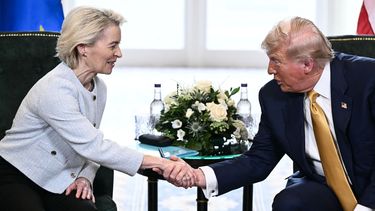 La presidenta de la Unión Europea, Ursula Von Der Leyen, estrecha la mano del presidente de Estados Unidos Donald J. Trump, tras la firma del histórico acuerdo comercial entre la UE y Washington.