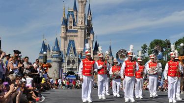 Fotografía de archivo de una banda de música que desfila por el parque temático Magic Kingdom de Walt Disney World en Lake Buena Vista, Florida.