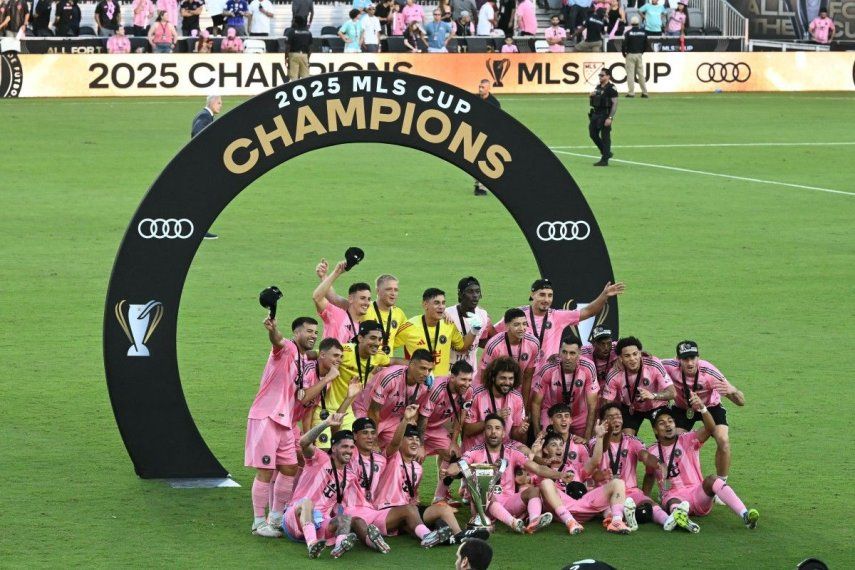 El equipo del Inter Miami posa con el trofeo tras ganar la final de la Copa de la Major League Soccer (MLS) entre el Inter Miami y los Vancouver Whitecaps en el Chase Stadium de Fort Lauderdale, Florida, el 6 de diciembre de 2025.&nbsp;