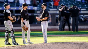 El relevista&nbsp; de los Marlins de Miami Anthony Bass (52) espera a que los árbitros revisen el video de un lanzamiento que golpeó a Michael Conforto de los Mets de Nueva York con las bases llenas en la baja de la novena entrada&nbsp;