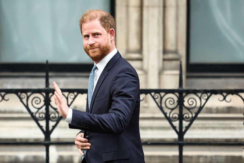 El príncipe Harry, duque de Sussex, saluda al salir del Tribunal Superior, en el centro de Londres, el 8 de abril de 2025, tras una audiencia sobre la decisión del gobierno británico de reducir su seguridad personal durante sus visitas al Reino Unido.