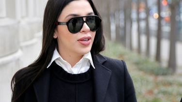 En esta imagen del 6 de diciembre de 2018, Emma Coronel Aispuro, esposa de Joaquín El Chapo Guzmán, llega a una corte federal en Nueva York.&nbsp;